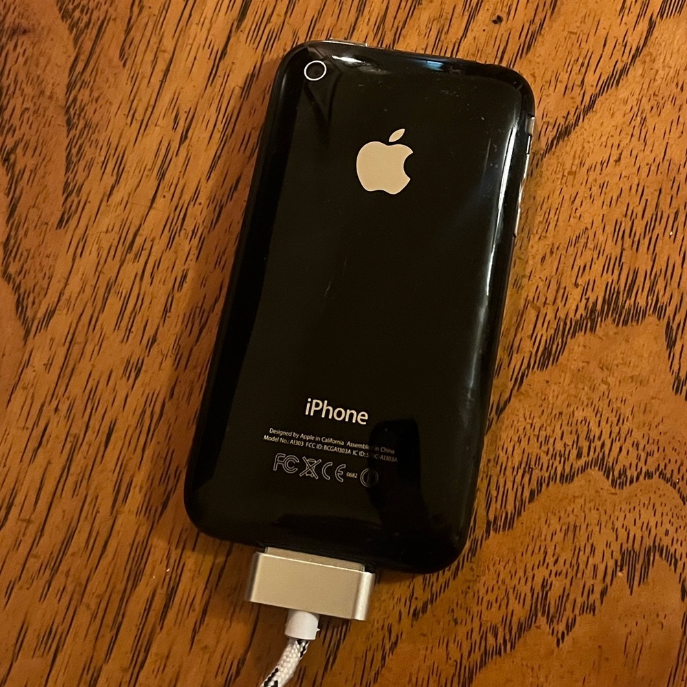 Vintage iPhone 3 (still works!)